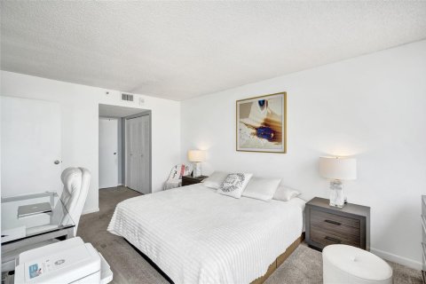 Condo in North Bay Village, Florida, 2 bedrooms  № 2189646 - photo 15