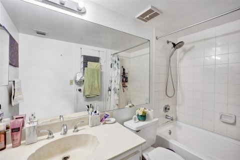 Condo in North Bay Village, Florida, 2 bedrooms  № 2189646 - photo 11
