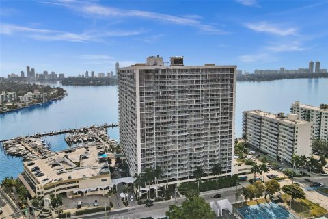 Condo in North Bay Village, Florida, 2 bedrooms  № 2189646 - photo 3