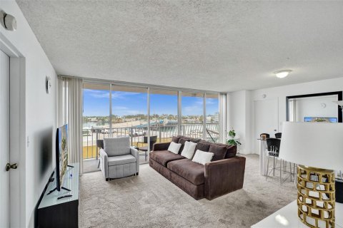 Condo in North Bay Village, Florida, 2 bedrooms  № 2189646 - photo 20