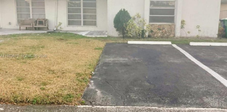 Дом в Лодерхилл, Флорида 3 спальни, 220.18м2 № 2030885