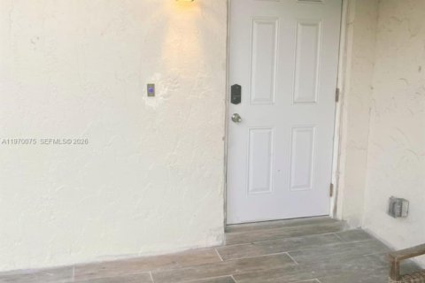 Снять в аренду виллу или дом в Лодерхилл, Флорида 3 спальни, 220.18м2, № 2030885 - фото 3