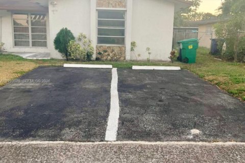 Снять в аренду виллу или дом в Лодерхилл, Флорида 3 спальни, 220.18м2, № 2030885 - фото 2