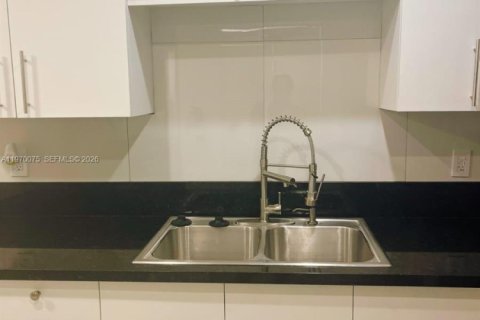 Снять в аренду виллу или дом в Лодерхилл, Флорида 3 спальни, 220.18м2, № 2030885 - фото 11