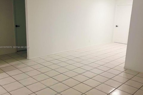 Снять в аренду виллу или дом в Лодерхилл, Флорида 3 спальни, 220.18м2, № 2030885 - фото 6