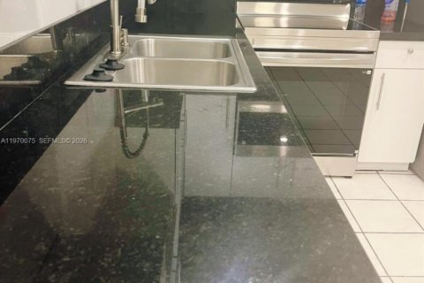 Снять в аренду виллу или дом в Лодерхилл, Флорида 3 спальни, 220.18м2, № 2030885 - фото 9