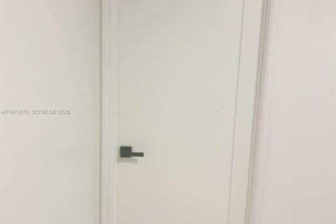 Снять в аренду виллу или дом в Лодерхилл, Флорида 3 спальни, 220.18м2, № 2030885 - фото 4