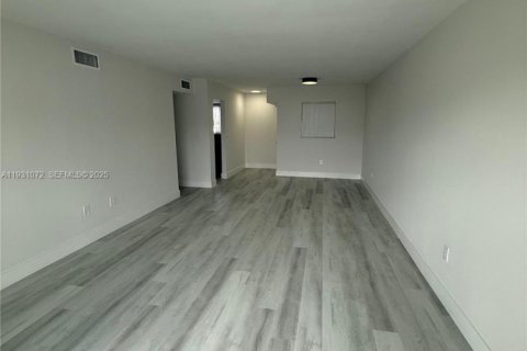 Снять в аренду виллу или дом в Норт-Майами-Бич, Флорида 2 спальни, 69.68м2, № 1989775 - фото 4