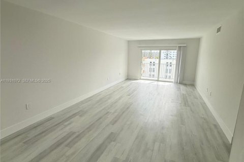 Снять в аренду виллу или дом в Норт-Майами-Бич, Флорида 2 спальни, 69.68м2, № 1989775 - фото 3