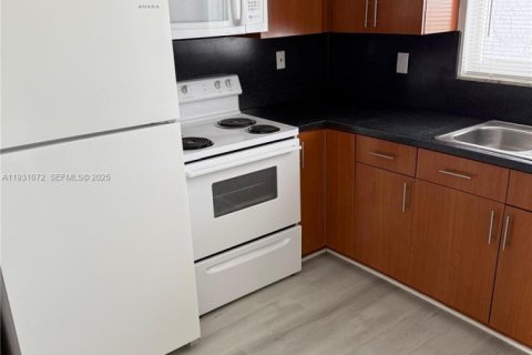 Снять в аренду виллу или дом в Норт-Майами-Бич, Флорида 2 спальни, 69.68м2, № 1989775 - фото 5