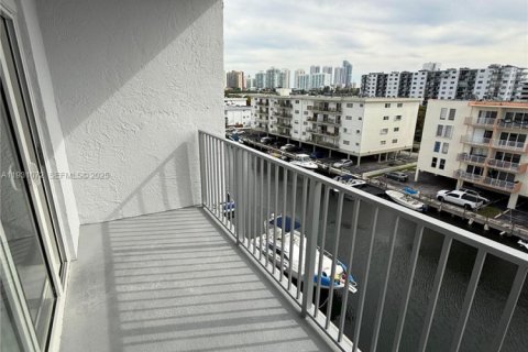 Снять в аренду виллу или дом в Норт-Майами-Бич, Флорида 2 спальни, 69.68м2, № 1989775 - фото 2