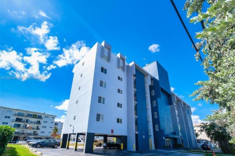 Снять в аренду виллу или дом в Норт-Майами-Бич, Флорида 2 спальни, 69.68м2, № 1989775 - фото 1