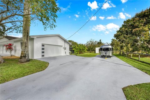 Купить виллу или дом в Хомстед, Флорида 4 спальни, 180.69м2, № 2043639 - фото 12