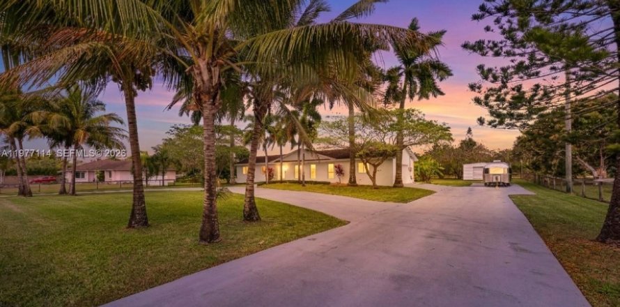 Дом в Хомстед, Флорида 4 спальни, 180.69м2 № 2043639