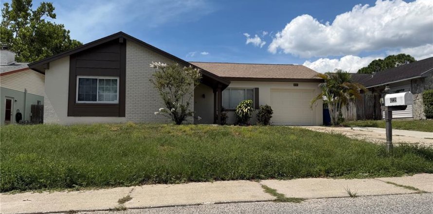 House in Holiday, Florida 4 bedrooms, 129.04 sq.m. № 2167529