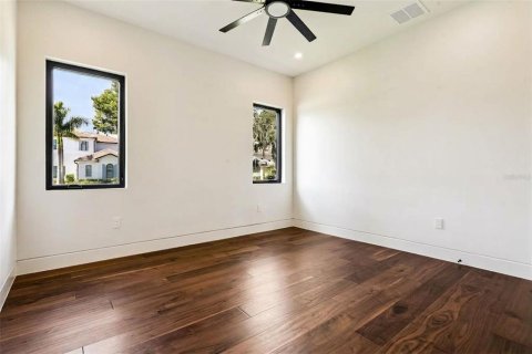 House in Orlando, Florida 5 bedrooms, 594.57 sq.m. № 2400319 - photo 24