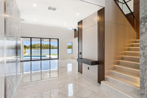 House in Orlando, Florida 5 bedrooms, 594.57 sq.m. № 2400319 - photo 3