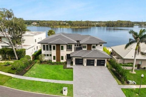 House in Orlando, Florida 5 bedrooms, 594.57 sq.m. № 2400319