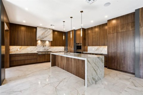 House in Orlando, Florida 5 bedrooms, 594.57 sq.m. № 2400319 - photo 7
