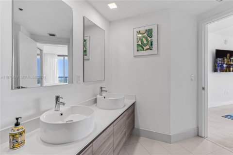 Condo in Miami, Florida, 2 bedrooms  № 2042159 - photo 17