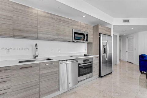 Condo in Miami, Florida, 2 bedrooms  № 2042159 - photo 11
