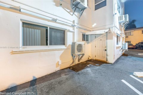 Condo in Hallandale Beach, Florida, 1 bedroom  № 1970599 - photo 13