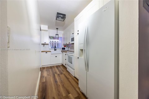 Condo in Hallandale Beach, Florida, 1 bedroom  № 1970599 - photo 2