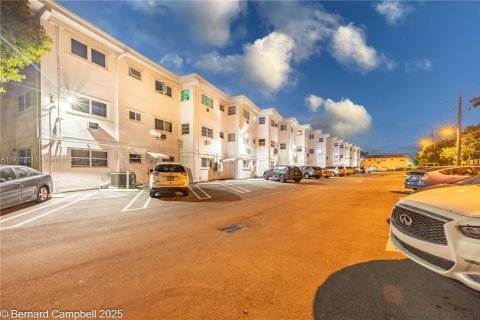 Condo in Hallandale Beach, Florida, 1 bedroom  № 1970599 - photo 14