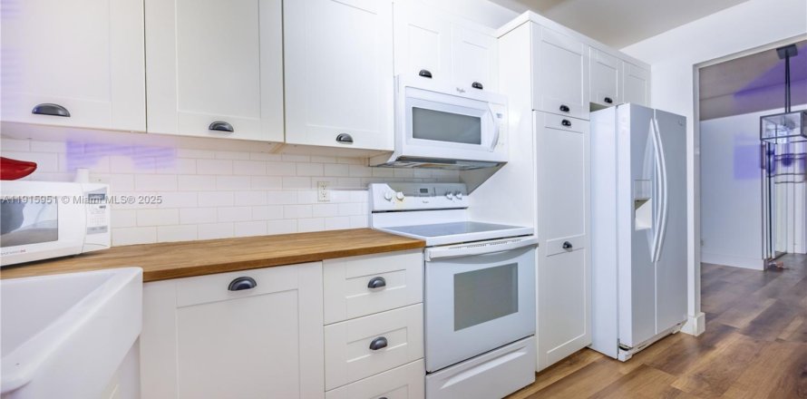 Condo in Hallandale Beach, Florida, 1 bedroom  № 1970599