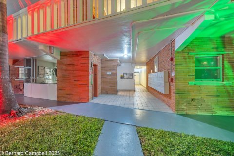 Condo in Hallandale Beach, Florida, 1 bedroom  № 1970599 - photo 9