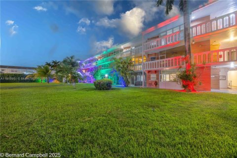 Condo in Hallandale Beach, Florida, 1 bedroom  № 1970599 - photo 11