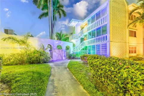 Condo in Hallandale Beach, Florida, 1 bedroom  № 1970599 - photo 12