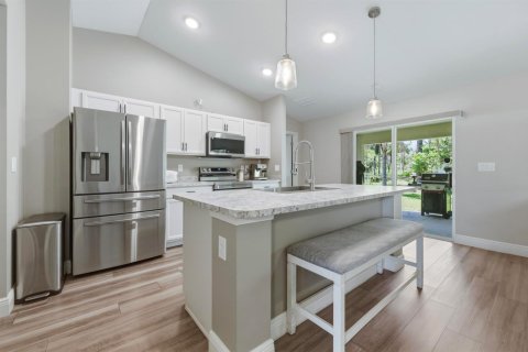 House in Palm Bay, Florida 3 bedrooms, 132.85 sq.m. № 2245113 - photo 10