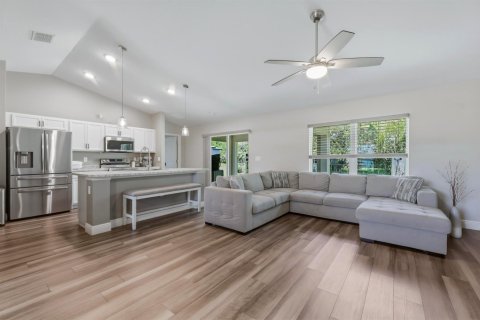House in Palm Bay, Florida 3 bedrooms, 132.85 sq.m. № 2245113 - photo 9