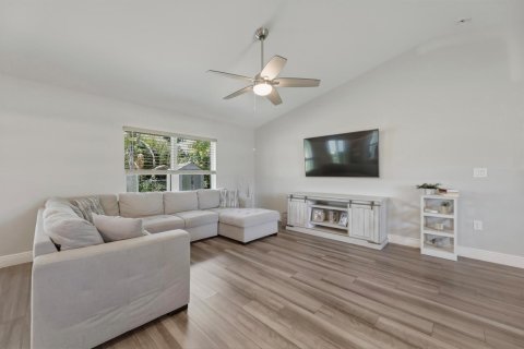House in Palm Bay, Florida 3 bedrooms, 132.85 sq.m. № 2245113 - photo 7