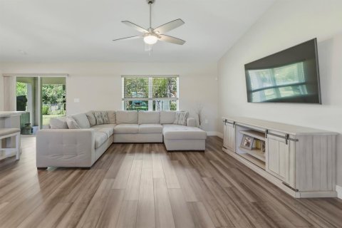 House in Palm Bay, Florida 3 bedrooms, 132.85 sq.m. № 2245113 - photo 8