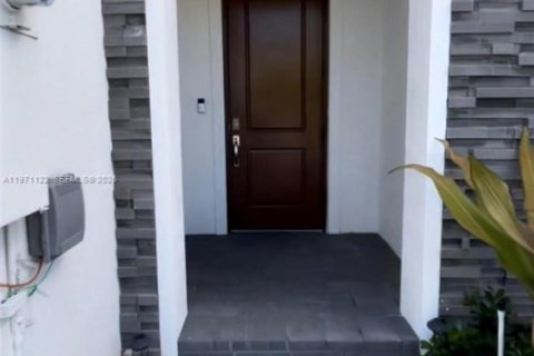 Купить таунхаус в Хомстед, Флорида 1 комната, 142.14м2, № 2032726 - фото 2