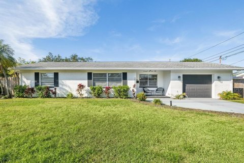 House in Saint Petersburg, Florida 2 bedrooms, 95.6 sq.m. № 2285030