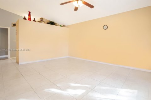 House in Miramar, Florida 3 bedrooms, 171.03 sq.m. № 1473118 - photo 4