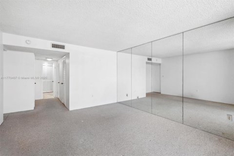 Condo in Miami Beach, Florida, 1 bedroom  № 1862487 - photo 13