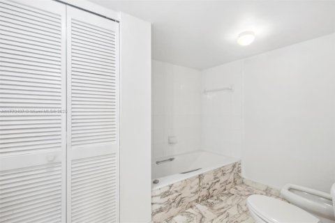 Condo in Miami Beach, Florida, 1 bedroom  № 1862487 - photo 16