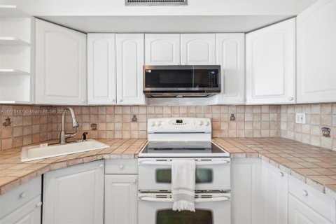 Condo in Miami Beach, Florida, 1 bedroom  № 1862487 - photo 9