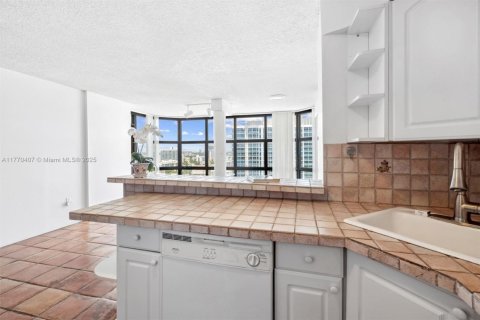 Condo in Miami Beach, Florida, 1 bedroom  № 1862487 - photo 10