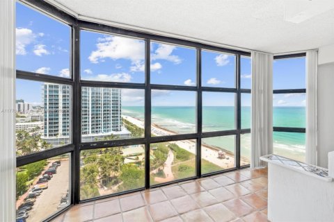 Condo in Miami Beach, Florida, 1 bedroom  № 1862487 - photo 1