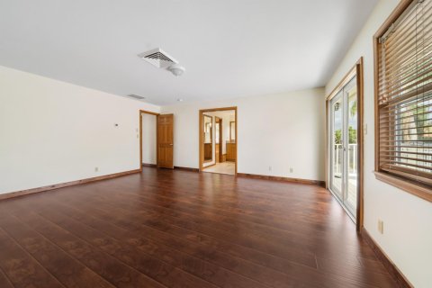 House in Tequesta, Florida 3 bedrooms, 266.44 sq.m. № 1188748 - photo 1