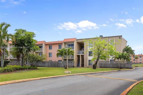 Copropriété à louer à Doral, Floride: 1 chambre, 75.25 m2 № 1865575 - photo 2