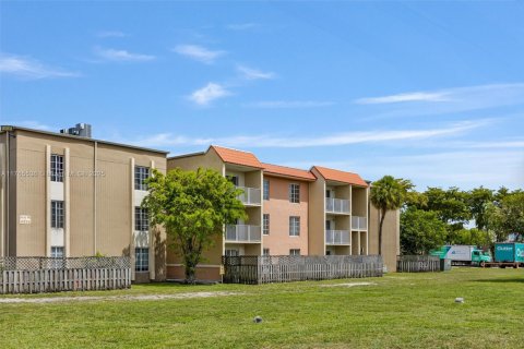 Copropriété à louer à Doral, Floride: 1 chambre, 75.25 m2 № 1865575 - photo 4