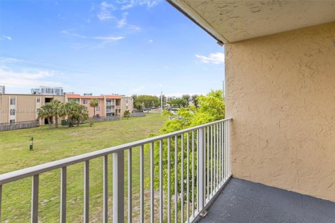 Copropriété à louer à Doral, Floride: 1 chambre, 75.25 m2 № 1865575 - photo 6