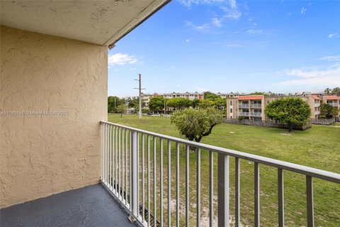 Copropriété à louer à Doral, Floride: 1 chambre, 75.25 m2 № 1865575 - photo 5