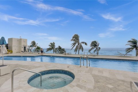 Купить кондоминиум в Санни-Айлс-Бич, Флорида 3 спальни, 199.74м2, № 2067765 - фото 30